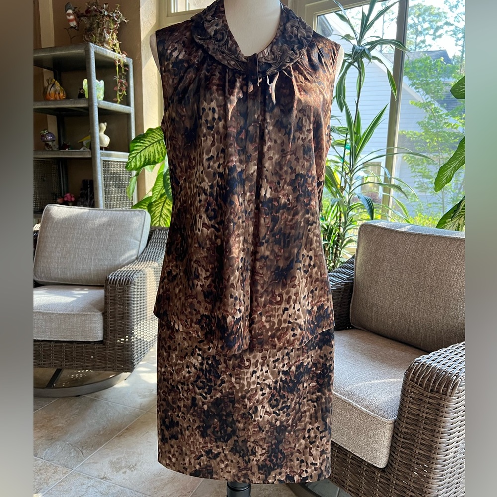 Elie Tahari blouse and skirt ensemble in a brown multi print, size M.